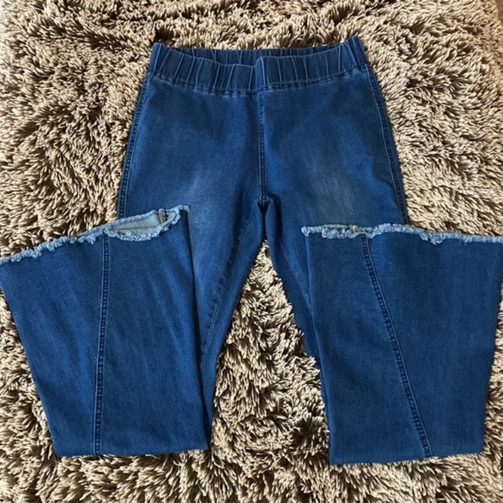 The Logan high waist Flares in dark denim. Elastic waist. Sz L. Boutique